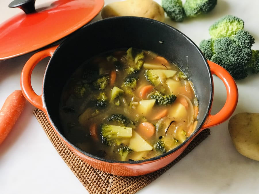 La sopa de patata es un plato reconfortante y versátil que se puede disfrutar en cualquier época del año