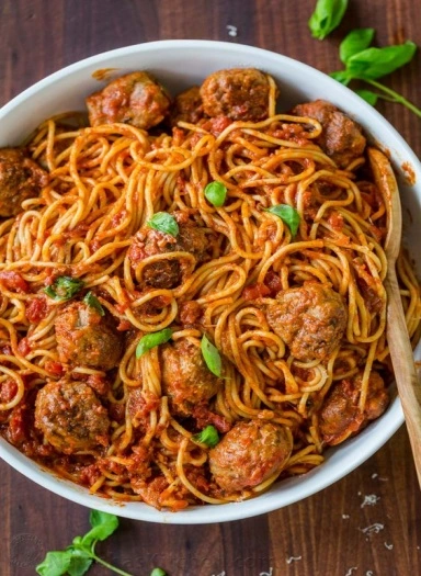 Pasta con Albóndigas: Un Clásico Confortante para Toda la Familia