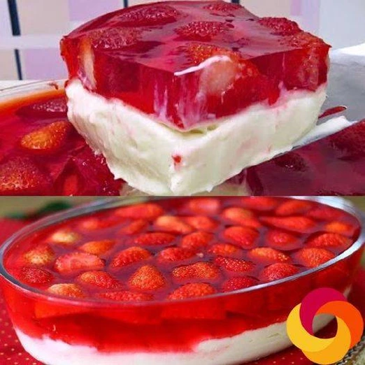 Postre de Gelatina de Fresa con Crema y Fresas Naturales