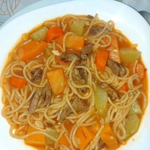 Sopa de Fideos con Carne y Verduras