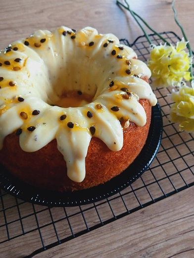 Pastel de Maracuyá con Cobertura de Crema y Pulpa